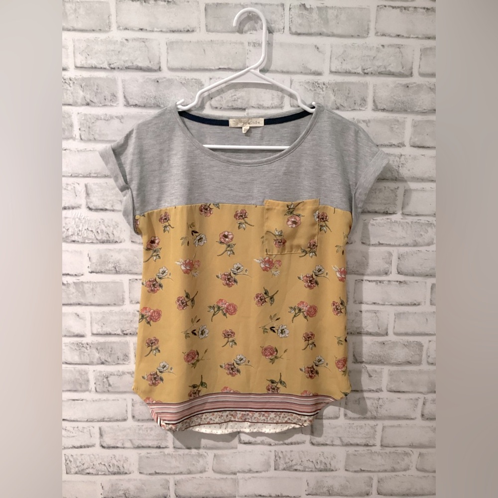Rewind Floral Yellow and Gray Short Sleeve Top